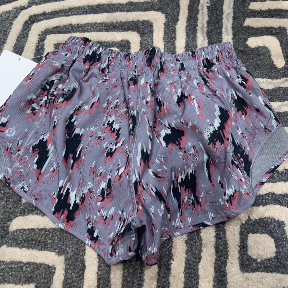 Lululemon Hotty Hot Short 2.5” - Picture 6 of 6